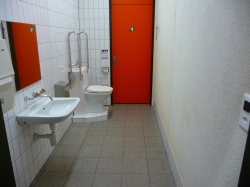 Rollstuhl-WC Y23-L-13: WC-Anlage (Tür im Hintergrund nicht relevant).