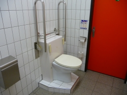 Rollstuhl-WC Y23-L-13: WC-Anlage.