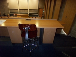 Hörsaal Y24-G-55: Ein normaler Tisch.