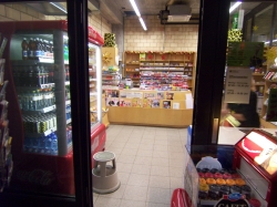 Y24-G, Kiosk: Der Eingangsbereich.