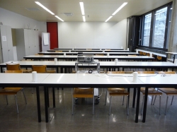Seminarraum Y25-H-79: Raum von der Tafel aus gesehen.