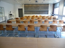 Seminarraum Y27-H-25: Raum von der letzten Reihe aus gesehen.