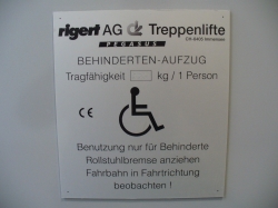 Y30-E, Treppenlift: Das Schild am Treppenlift.