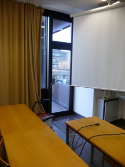 Seminarraum Y34-J-02: Neben der Tafel besteht Zugang zu einem Fluchtbalkon.