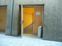 Hörsaal Y35-F-32: Die Tür verfügt eigentlich noch über einen zusätzlich zu öffnenden Türteil. Allerdings steht ein Mülleimer direkt davor und der Türöffner auf der Innenseite ist nicht gut von aussen zu bedienen. Bei komplett geöffneter Tür würde die Breite ca. 133 cm betragen.