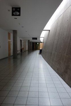 Hörsaal Y35-F-32: Stufenloser Zugang zum Hörsaal: Blick vom Gebäude Y15 auf den Gang des Gebäude Y35. Der Hörsaal befindet sich auf der rechten Seite.