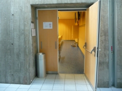 Hörsaal Y35-F-51: Sicht auf die Tür (Breite Normalzustand; ohne zusätzlich geöffnetes Türstück).