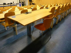 Hörsaal Y35-F-51: Tisch mit Rollstuhl-Signet. Tischmasse bei ausgeklapptem Tisch: Tischhöhe: 76 cm, Tischbreite: 100.5 cm, Tischtiefe: 15 cm.