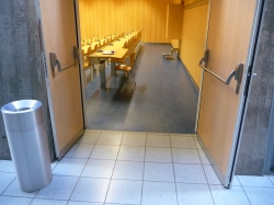 Hörsaal Y35-F-51: Bei komplett geöffneter Tür würde die Breite ca. 131 cm betragen (von Türgriff zu Türgriff gemessen).