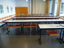 Seminarraum Y44-H-05: Raum von der Tafel aus gesehen.