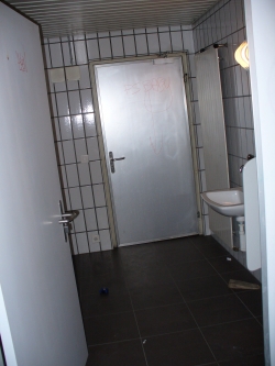 Rollstuhl-WC Y50-D-08A: Sicht auf den Raum der Herrentoilette mit Pissoirs.