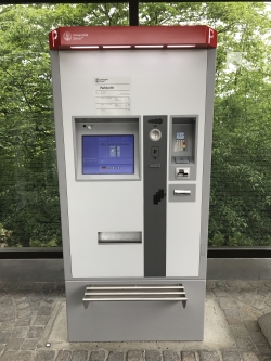 Gebäude Y50: Ticketautomat. Münzeinwurf befindet sich auf einer Höhe von 137 cm.