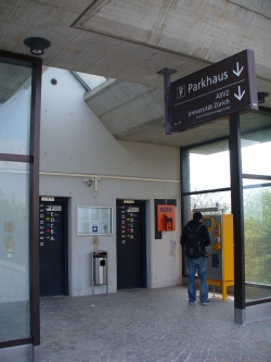 Gebäude Y50: Eingang zum Parkhaus via Lifte vom obersten Stockwerk F. Im Bild auch der Ticketautomat.