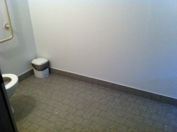 Rollstuhl-WC ZUI-C-46: Rollstuhl-WC mit Sicht auf den (Wende-)Platz vor der Toilette