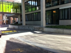 Gebäude ZUI: Von den Rollstuhl-Parkplätzen Richtung Plattenstrasse aus gesehen.
Rechts: Gebäude ZUI.
Oben links: Passerelle von PLF zu ZUI.