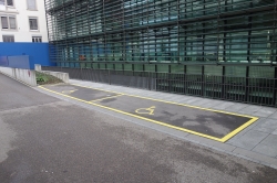 Gebäude ZUI: Die beiden Rollstuhl-Parkplätze.